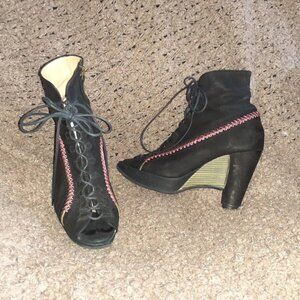 JOHN FLUEVOG-WRITES Angelou-Black Nubuck Leather-Peep-Toe-SZ 7-Excellent